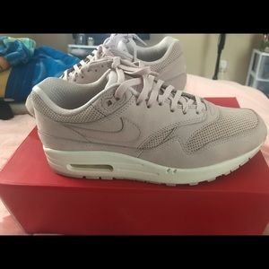 Women’s air max premium